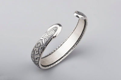 Silver Bracelet with Traditional Maori Pattern - Norse Wolves